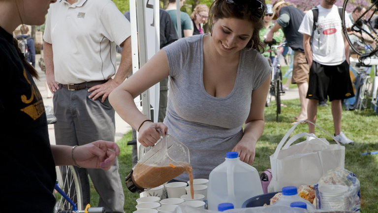 woman pouring smoothie at fair